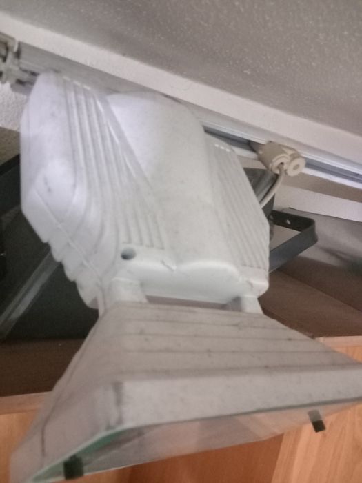 Calha em alumínio com 3 progetores grandes .