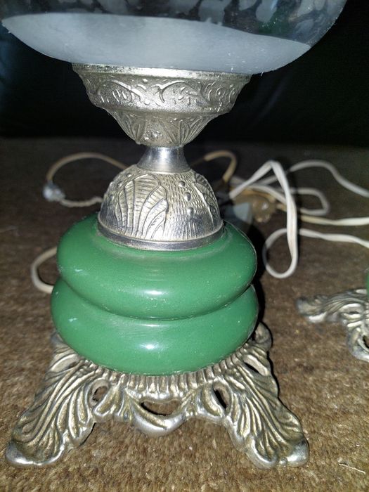 Candeeiros muito antigos com os pés e parte superior em metal