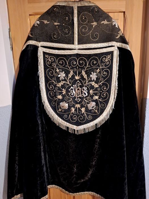 Zabytkowa kapa liturgiczna ze stułą – bogata ornamentyka, unikat