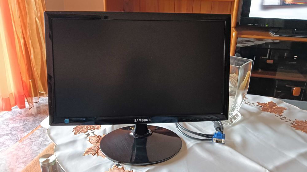 Monitor LED Gaming de 19" com design preto brilhante