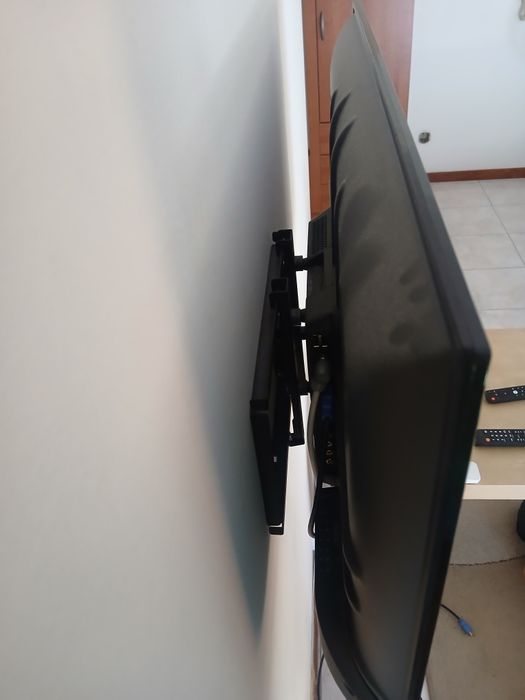 TV Kunft com suporte de parede