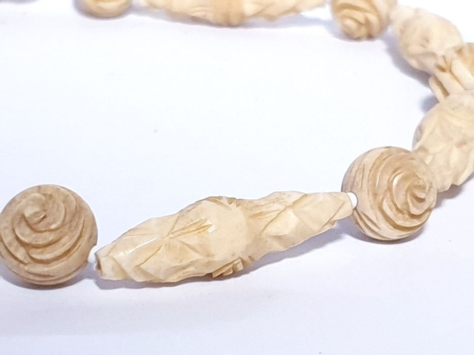 Lindo antigo precioso colar esculpidos com rosas