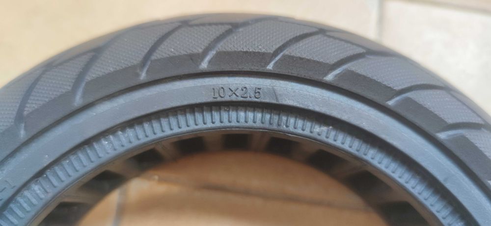 Pneu trotinete sólido anti furo ( antifuro ) - 10x2.5 - 2 disponíveis
