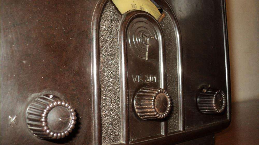 Radio LOEWE antigo 1939 a válvulas da II guerra mundial