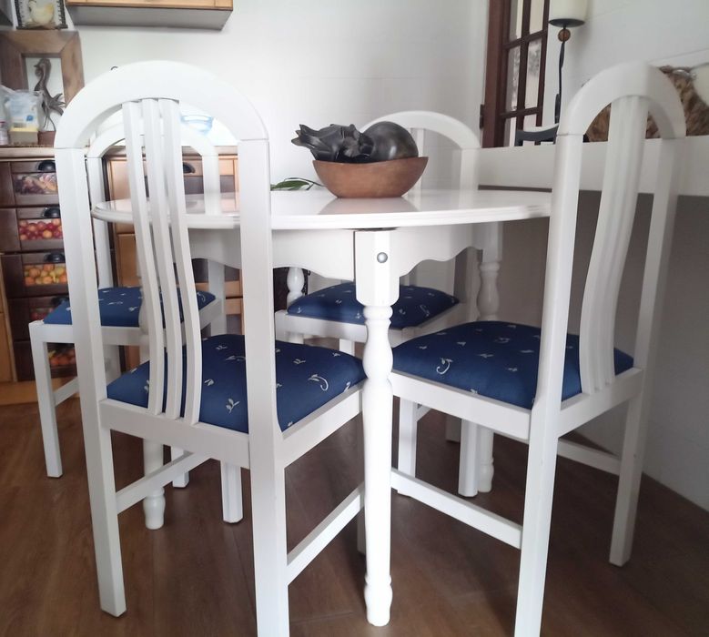 Mesa e quatro cadeiras em madeira maciça lacadas a branco + conjunto de dois cortinados e sanefa