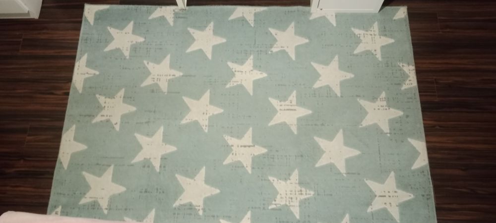 Dywan do pokoju dziecięcego - miętowy w białe gwiazdy.