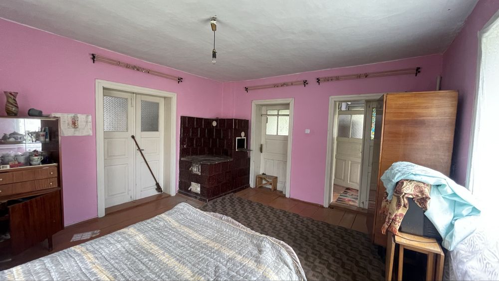 Продається хата в с.Солотвин з індивідуальним опаленням .