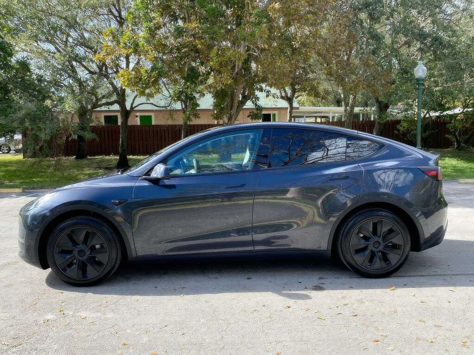Tesla Model Y Long Range      2023