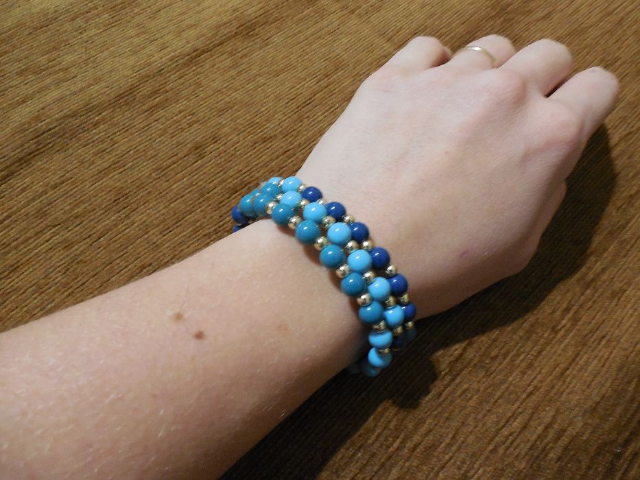 Zestaw biżuterii. Bransoletki i kolczyki.