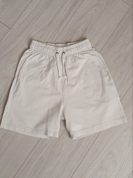 Шорти білі XXS 
Шорти білі XXS
Пів обхват талії 28 см 
Довжина 38 см