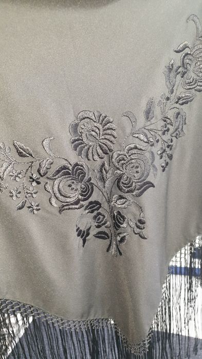 Xaile, em preto, bordado