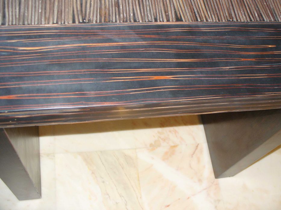 CONSOLA em madeira com decoração embutida em bambu