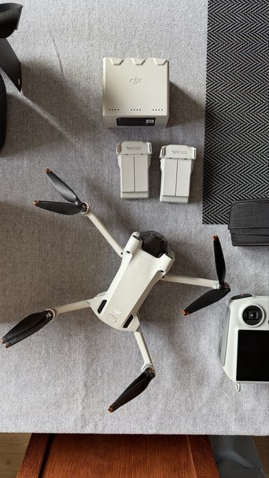 Dron DJI Mini 3 PRO-Fly Combo z kontrolerem DJI RC