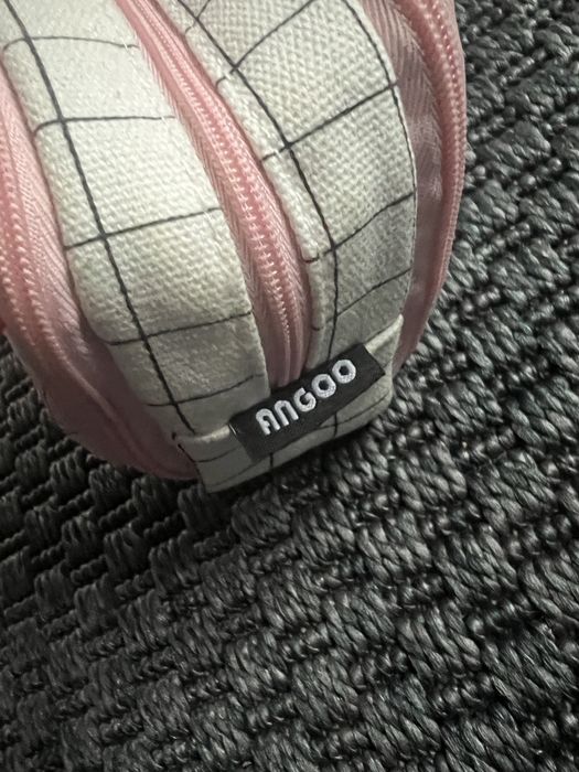 Piórnik angoo w kratkę biało różowy