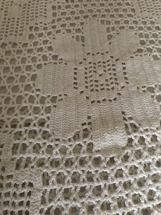 Colchas diferentes em crochet feito á mão e uma com linho