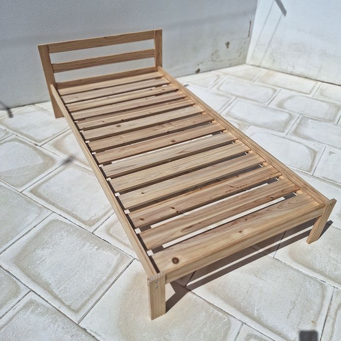 Cama 90x190 em madeira natural como nova