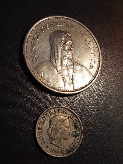 2 moedas de	5 Rappen (1944) e 5 Francos Suiços (1966) conf helvetica