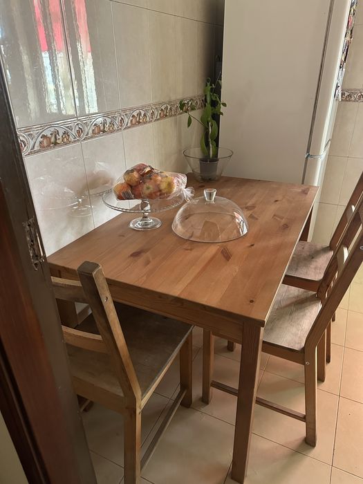 Mesa de madeira do Ikea  medidas 118x75cm ( sem cadeiras)