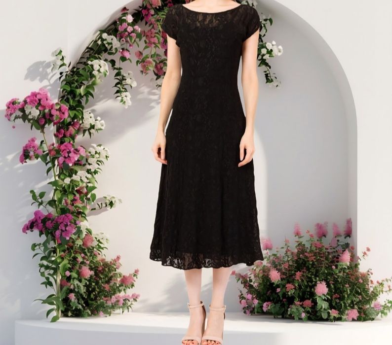 Elegancka sukienka z koronki w czarnym kolorze S/M