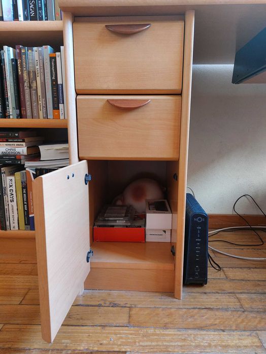 Estante e Secretária com móvel gavetas -  Madeira Cerejeira