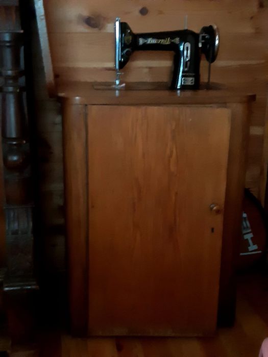 Maszyna do szycia z szafka