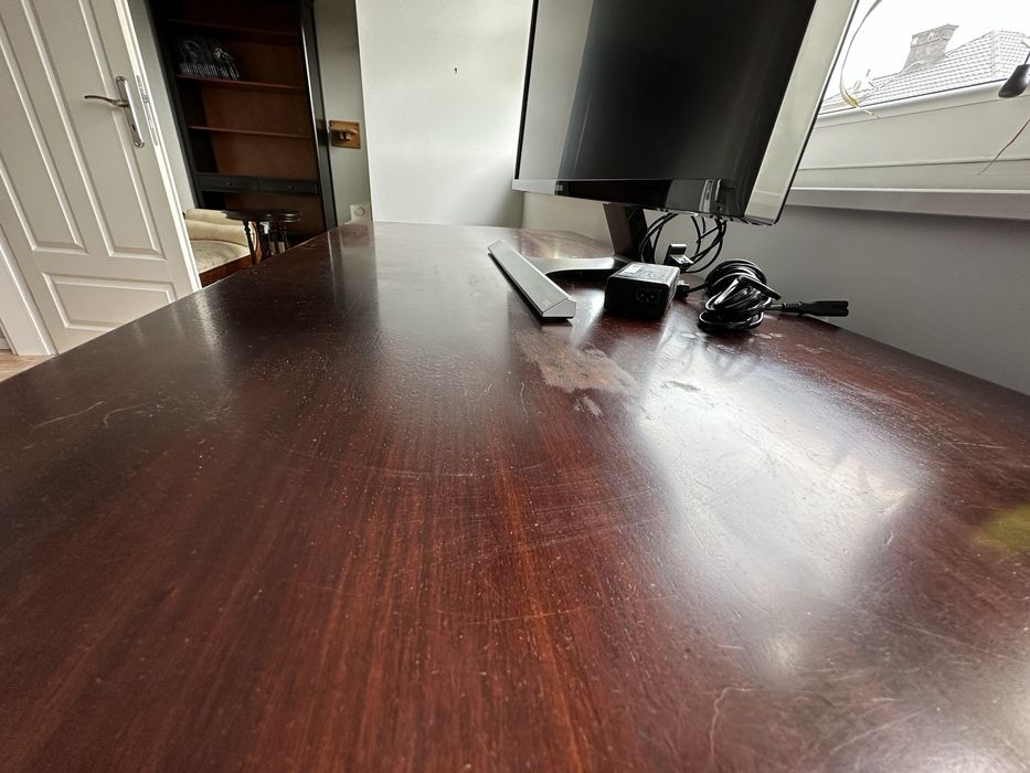 Piekne biurko z drewna machoniowego 130x60