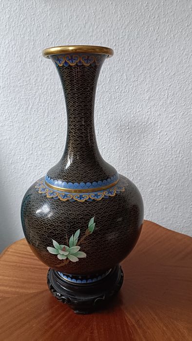 Duży wazon Cloisonné 31 cm na drewnianej podstawce.