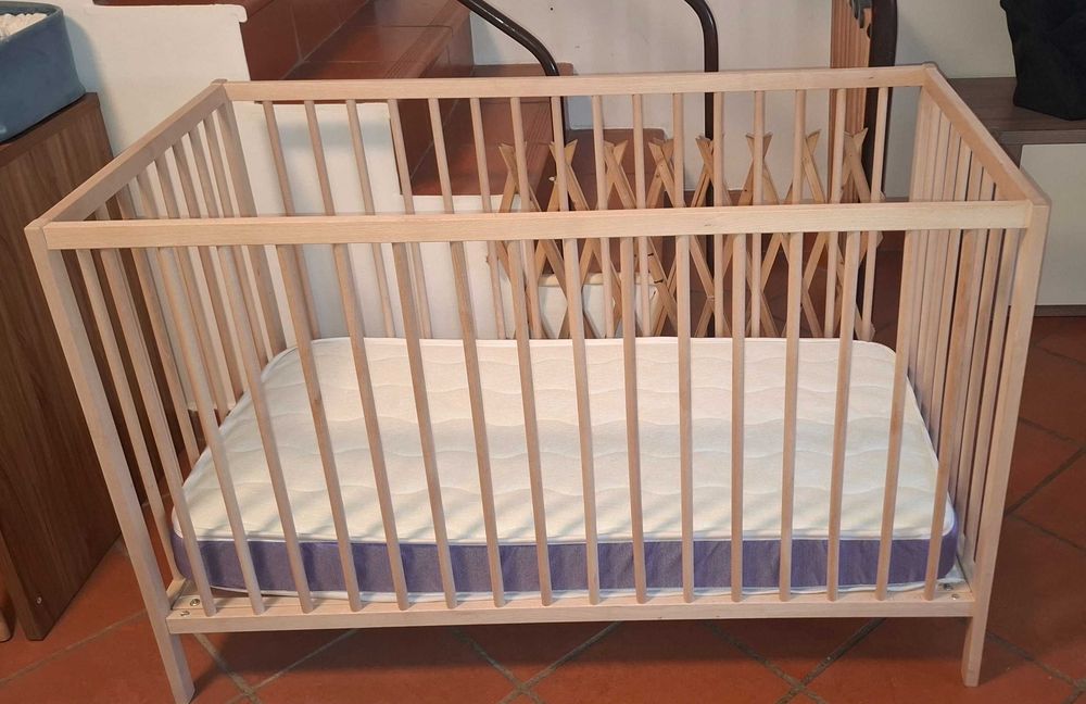 Cama bebé e colchão