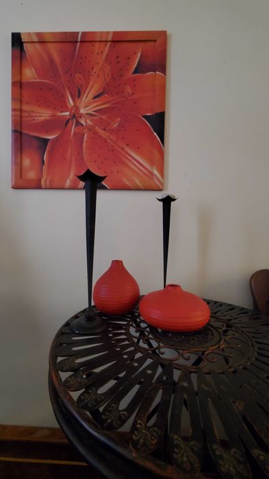 Две вазы подсвечники картина. Композиция.