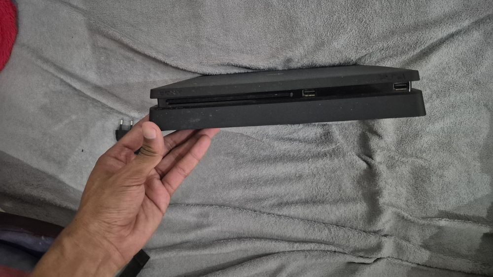 Playstatio 4 slim