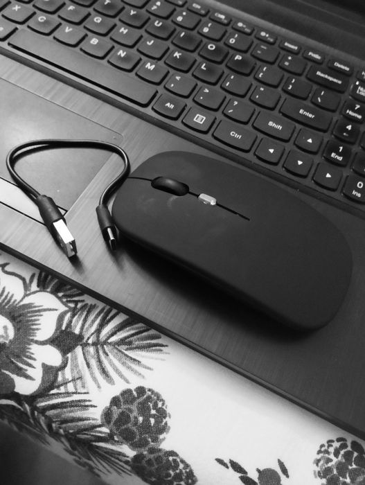 Myszka bezprzewodowa podświetlana.