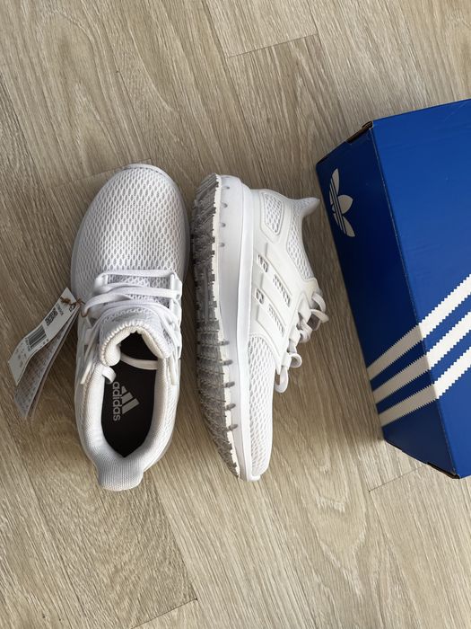 Кросівки adidas жіночі (добрий торг)