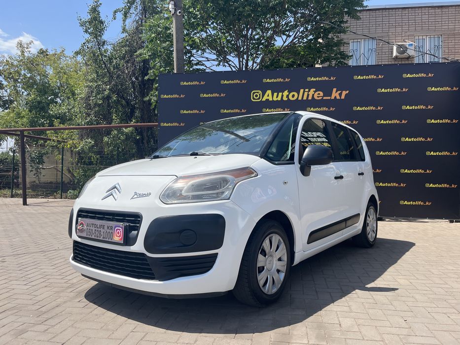 Citroen C3 Picasso 2011 рік випуску! Любі друзі! До вашої уваги дуже привабливий, надійний, вмісткий та економічний автомобіль!! 1.4 атмосферний бензиновий двигун та надiйна механічна КПП! Автомобіль в ідеальному стані! Комплектація: передні електросклопідіймачі, електрорегулювання дзеркал, кондиціонер, електропідсилювач керма, магнітола Kenwood з USB та AUX!! Кузов без подряпин, іржі, вмятин та іншого! Салон охайний та чистенький! По технічній частині питань нема, ходова частина обслужена і в цілому автомобіль не потребує ніяких вкладень! Дзвоніть та приїжджайте на огляд! Автомайданчик “AUTOLIFE” вул. Івана Франка 2
