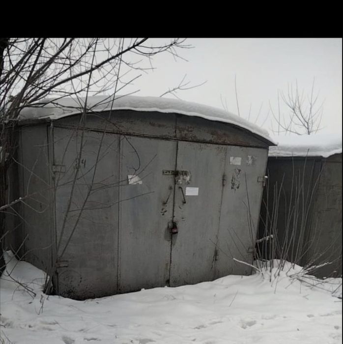 Металевий гараж.