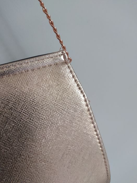 Mała torebka w kolorze złotym, kopertówka, na łańcuszku Primark