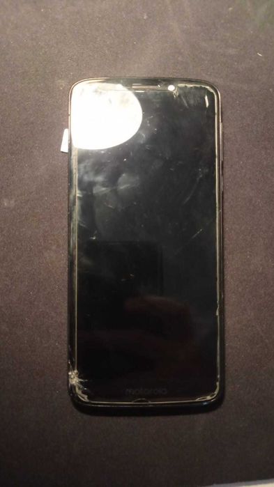 Motorola E5 cinzento e cartão microsd