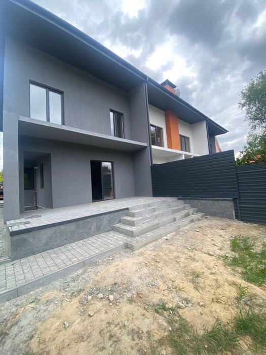 Цікавий, проект будинку на декілька входів для життя або бізнесу.