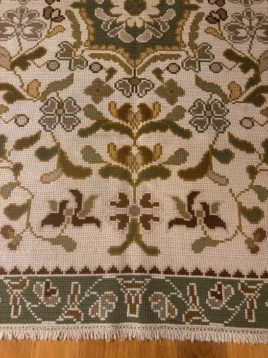 Tapete de Arraiolos Feito à Mão em Lã – Verde – 241 × 170 cm