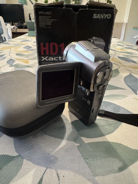Câmara de vídeo digital Sanyo Xacti VPC-HD1, em muito bom estado e com conjunto completo de acessórios