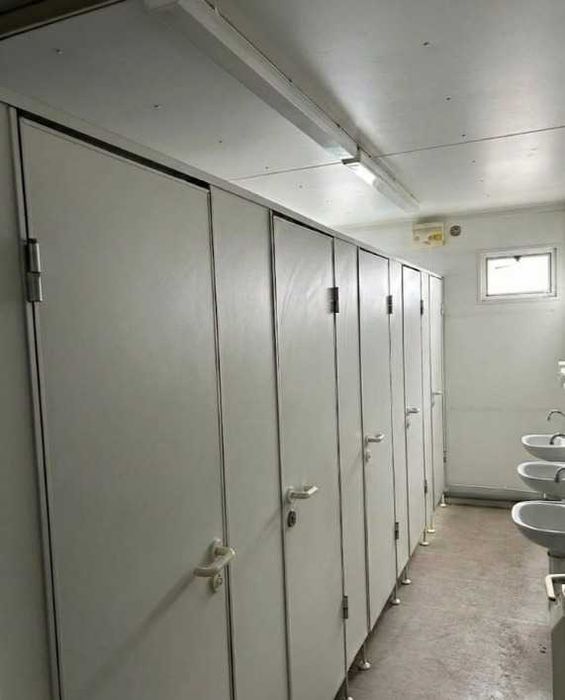 Kontener sanitarny z WC i umywalkami