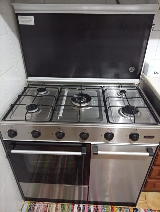 Fogão a gás de botija cinco bocas como novo 200€ negociáveis,novo custa  quase quinhentos euros,é de aproveitar.