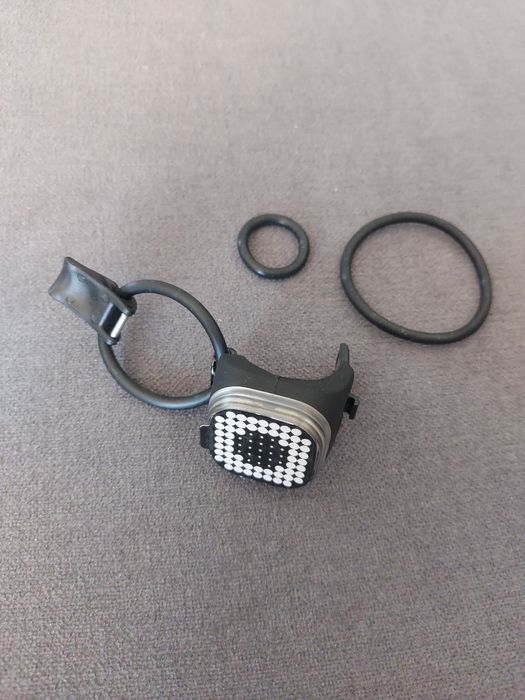 Lampka rowerowa Knog Blinder Square przód 8 trybów pracy oświetlenie