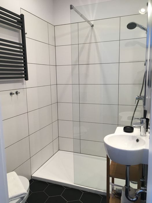 2os Domek z kominkiem taras w drzewach w lesie na odludziu WiFi klima