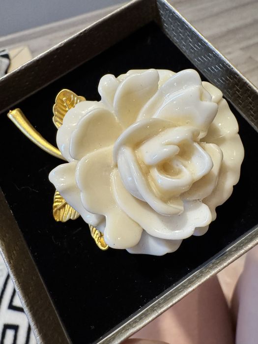 Брошка Троянда. Біжутерія