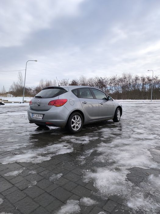 Автомобіль Опель Астра J ІV покоління