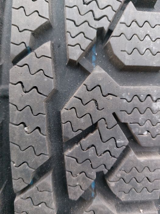 Продам 2а новых зимних колеса kUMHO 235.65.R-17.