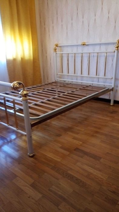 Cama   de estilo "Art Nouveau" feita de latão e ferro