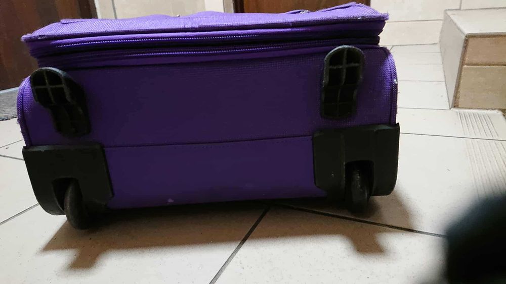 Walizka Samsonite fioletowa dwa koła jezdne