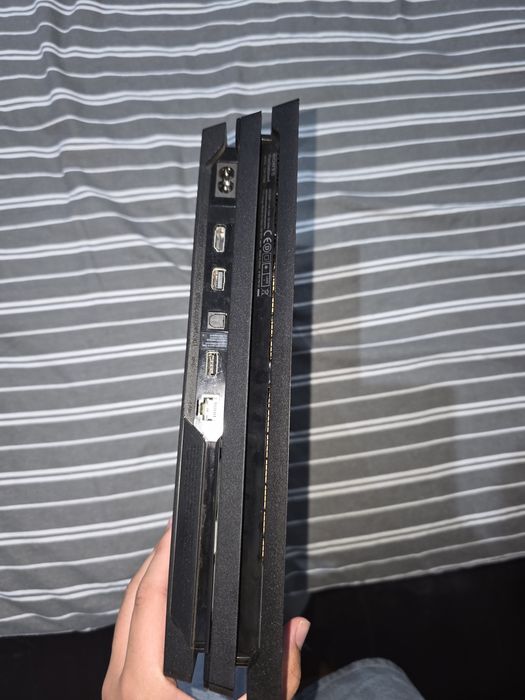PS4 Pro em bom estado com 2 comandos e jogo