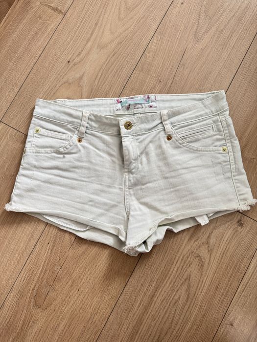 Białe bawełniane dżinsowe spodenki szorty na lato wakacje plaże Bershka S M